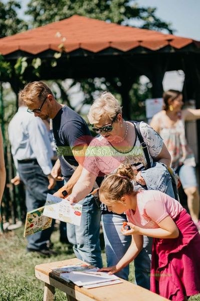 Návštevníci počas komentovanej prehliadky Záhrady so Srdcom na Víkende otvorených parkov